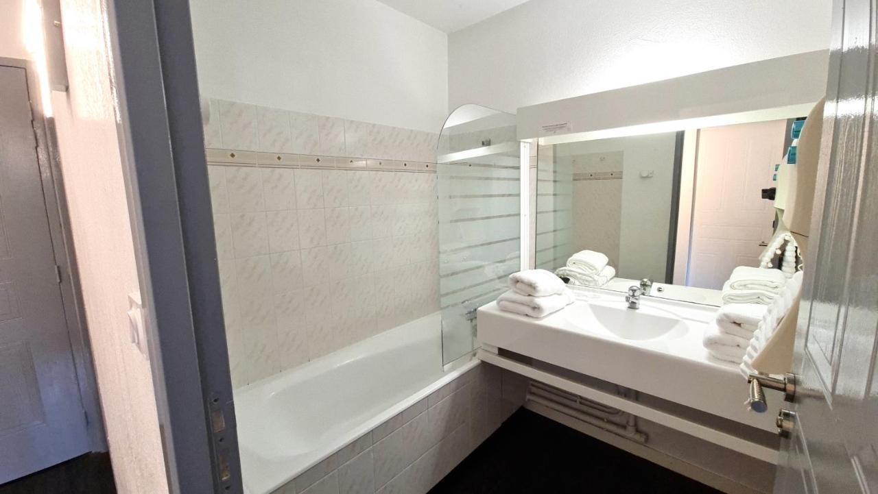 Fasthotel Oloron Hostellerie Du Paon Blanc Lurbe-Saint-Christau Zewnętrze zdjęcie