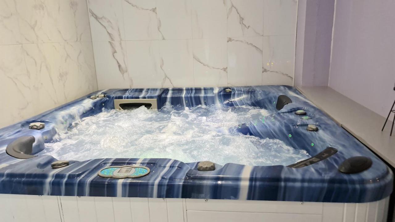 Fasthotel Oloron Hostellerie Du Paon Blanc Lurbe-Saint-Christau Zewnętrze zdjęcie